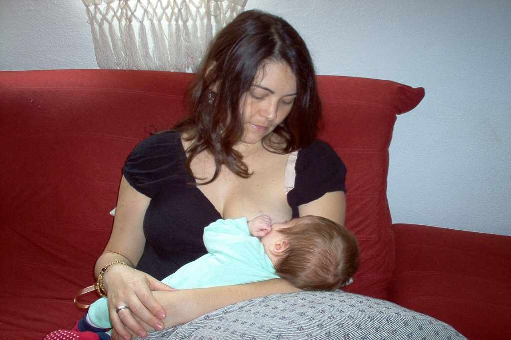 breastfeeding baby helps soothe gum