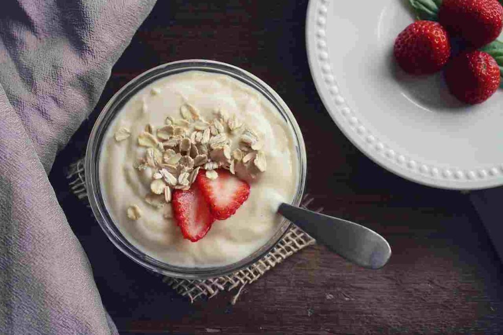 vanilla yogurt with strawberry