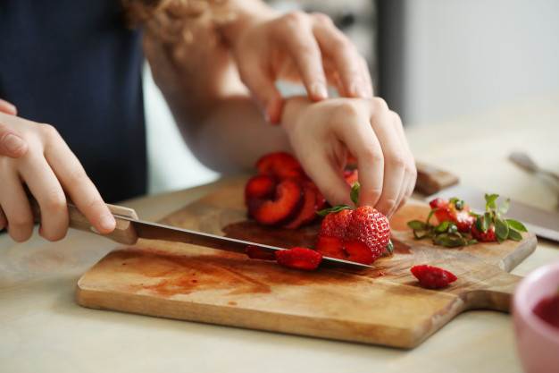 baby-led-strawberries-cutting