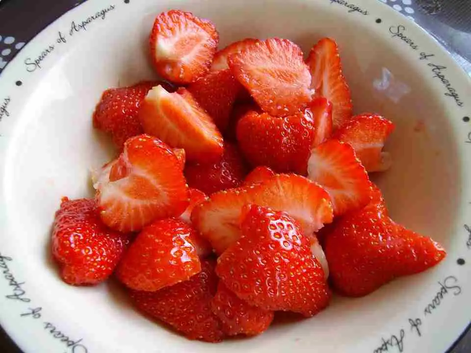 baby-led-weaning-strawberries 