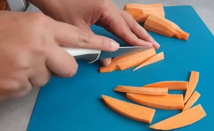 cutting sweet potato to sizes